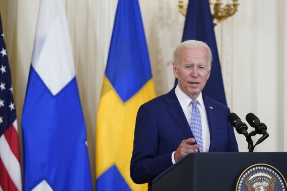 [워싱턴=AP/뉴시스] 조 바이든 미국 대통령이 9일(현지시간) 백악관 이스트룸에서 핀란드·스웨덴의 북대서양조약기구(NATO·나토) 가입 비준안에 서명하기 전 연설하고 있다. 바이든 대통령은 "핀란드와 스웨덴의 나토 가입이 유럽과 미국뿐 아니라 전 세계의 안보와 안정을 위한 분수령"이라고 평했다. 2022.08.10.