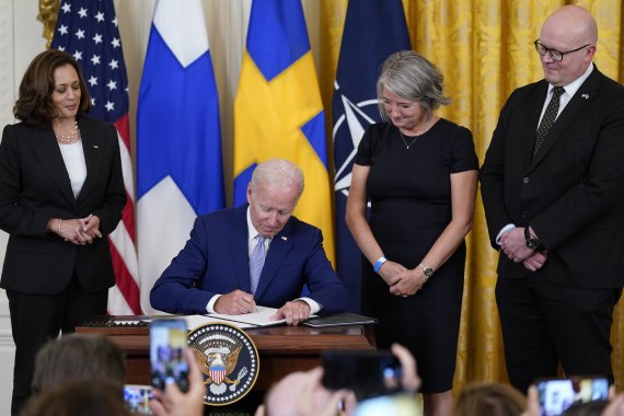 [워싱턴=AP/뉴시스] 조 바이든 미국 대통령이 9일(현지시간) 백악관 이스트룸에서 핀란드·스웨덴의 북대서양조약기구(NATO·나토) 가입 비준안에 서명하고 있다. 왼쪽부터 카멀라 해리스 부통령, 바이든 대통령, 카린 올롭스도터 주미스웨덴 대사, 미코 하우탈라 주미핀란드 대사. 2022.08.10.