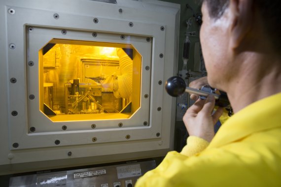 원자력연구원 방사성동위원소 생산 시설에서 '루테튬-177'을 제조하고 있다. 원자력연구원 제공