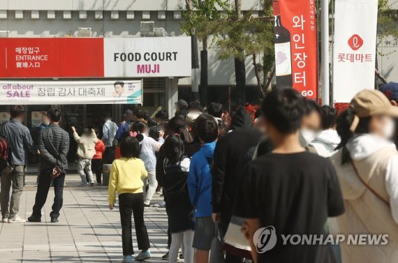 지난 4월 17일 오전 서울 시내 한 대형마트 앞에서 시민들이 포켓몬빵을 구매하기 위해 개장을 기다리고 있다. 인기절정 포켓몬빵 오픈런 (서울=연합뉴스) 진연수 기자 = 17일 오전 서울 시내 한 대형마트 앞에서 시민들이 포켓몬빵을 구매하기 위해 매장 오픈을 기다리고 있다. 2022.4.17 jin90@yna.co.kr (끝)