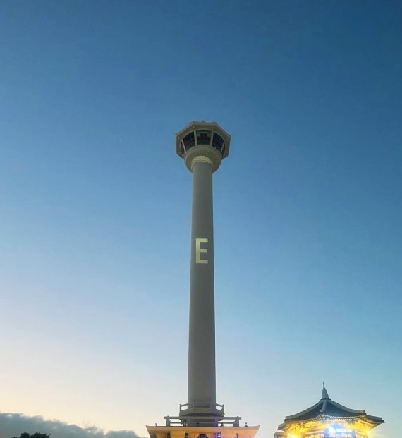 부산 용두산공원에 위치한 다이아몬드타워에 EXPO의 E가 미디어 파사드로 표현돼 있다./제공=대선주조