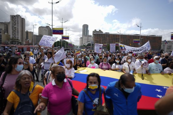 [카라카스=AP/뉴시스] 2일(현지시간) 베네수엘라 카라카스에서 교사를 포함한 전·현직 공무원들이 급여 인상과 미지급 상여금의 지급을 요구하며 행진하고 있다. 이들은 "교사의 권리를 존중하라" "우리는 배고프다" 등이 쓰인 손팻말을 들고 노동부로 행진했다. 2022.08.03.