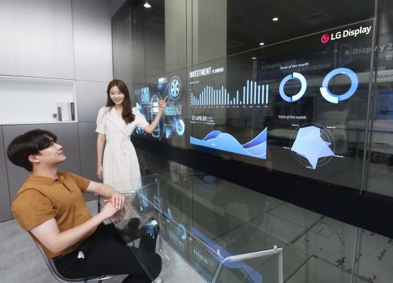 10일 서울 코엑스에서 열린 'K-디스플레이 2022'에서 LG디스플레이 모델이 '회의실용 투명 OLED 솔루션(모델명: E 크리스탈)'을 사용하고 있다. LG디스플레이 제공