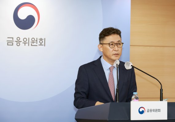 권대영 금융위원회 금융정책국장이 10일 오전 서울 정부서울청사 합동브리핑실에서 자영업자·소상공인 고금리 대환 관련 브리핑을 하고 있다. 금융위원회 제공