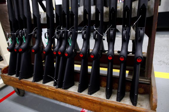 미국 뉴햄프셔 뉴포트의 총기 공장에 진열된 소총. 2012.01.06/뉴스1 ⓒ 로이터=뉴스1 ⓒ News1 김민수 기자