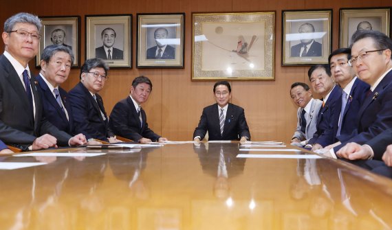 기시다 후미오 일본 총리(자민당 총재)가 10일 일본 도쿄 자민당 당사에서 새롭게 재편한 당 핵심 인사들과 함께 사진을 찍고 있다. AFP연합뉴스