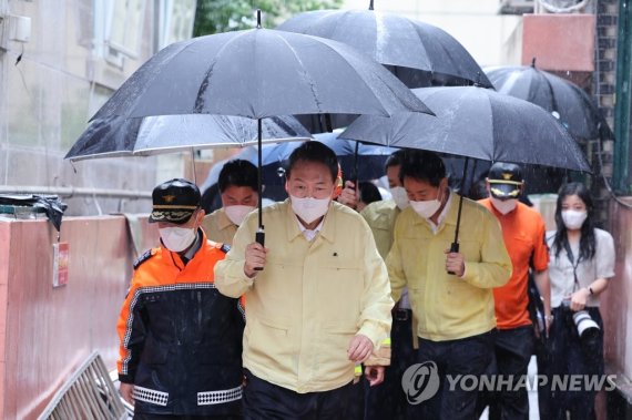 침수 사망사고 현장 방문한 윤석열 대통령 (서울=연합뉴스) 안정원 기자 = 윤석열 대통령이 9일 발달장애인 가족이 폭우로 인한 침수로 고립돼 사망한 서울 관악구 신림동 침수 한 다세대주택을 방문한 뒤 다른 피해 현장으로 이동하고 있다. 2022.8.9 jeong@yna.co.kr (끝)