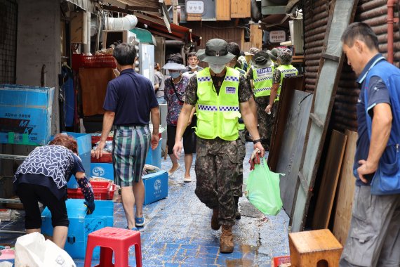 남성사계시장 수해복구작업 펼치는 군장병