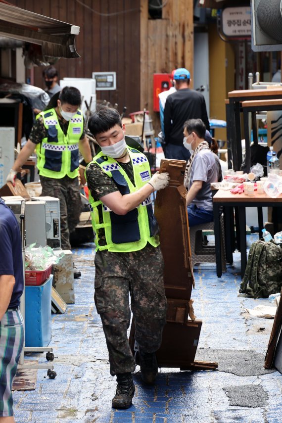 남성사계시장 수해복구작업 펼치는 군장병