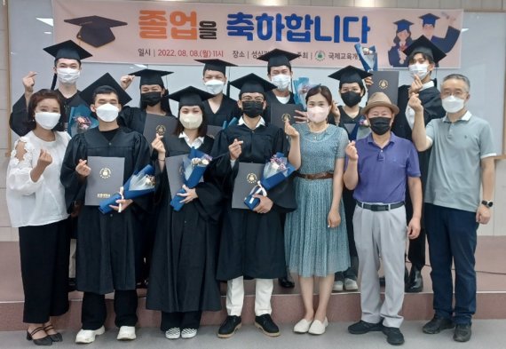 경북 포항대학교(총장 한홍수)는 대학 성실관에서 외국인 학부생 9명에 대한 2021학년도 후기 졸업식을 개최했다고 밝혔다.(포항대학교제공)_2022.8.10/ⓒ 뉴스1