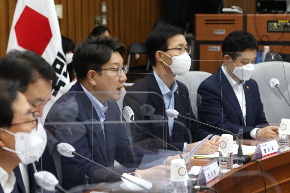 국민의힘 권성동 원내대표가 10일 오후 국회에서 열린 수해대책점검 긴급 당·정 협의회에서 발언하고 있다. [국회사진기자단]