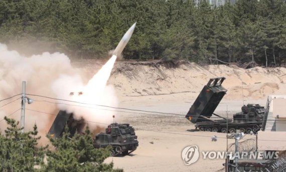 지난 5월 25일 합동참모본부가 이날 오전 동해상에서 한미연합 지대지 미사일 실사격 훈련을 했다고 밝혔다. 북한의 전략적 도발에 대한 한미 군 당국의 공동대응은 2017년 7월 이후 4년 10개월 만이다. 사진은 미사일 발사 모습. 사진=연합뉴스