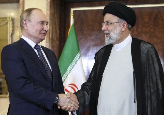 [테헤란=AP/뉴시스] 이란을 방문한 블라디미르 푸틴(왼쪽) 러시아 대통령이 19일(현지시간) 테헤란의 사드아바드 궁에서 에브라힘 라이시 이란 대통령을 만나 회담 전 악수하고 있다. 2022.07.20.