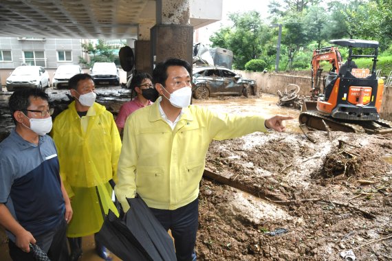 오세훈 서울시장이 9일 서울 구로구 개봉동에서 전날 내린 폭우로 산사태가 발생한 현장을 점검하고 있다. (서울시 제공) 2022.8.9/뉴스1