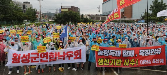 낙농업계 "사료값 30% 폭등, 우유값 올려야" vs 유가공업계 "가격경쟁력 확보부터" [입장 들어봤습니다]