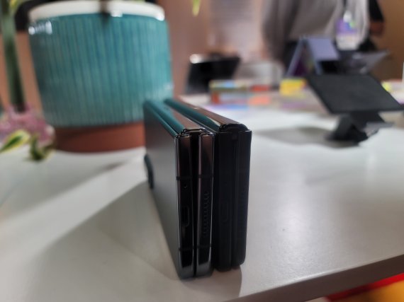 [뉴욕=뉴시스]갤럭시 Z 폴드4(왼쪽)과 갤럭시 Z 폴드3의 힌지 두께 비교. 폴드3의 힌지가 폴드4보다 두꺼워 볼록하게 튀어나와 있다. (사진=윤현성 기자)