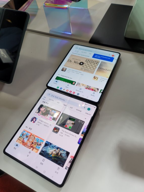 [뉴욕=뉴시스]갤럭시 Z 폴드4(위쪽)와 갤럭시 Z 폴드3의 화면비 비교. 폴드4가 폴드3보다 가로로 더 넓어졌음이 육안으로도 구분 가능하다. 폴드4 화면 하단에 띄워져 있는 '태스크바'도 눈에 띈다. (사진=윤현성 기자)