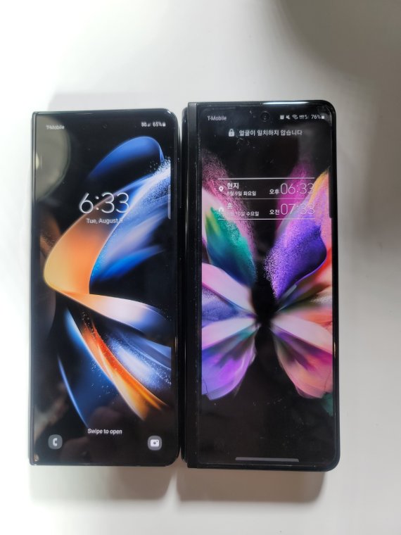 [뉴욕=뉴시스]갤럭시 Z 폴드4(왼쪽)과 갤럭시 Z 폴드3의 커버 디스플레이 비교. 폴드4의 디스플레이가 가로로 더 길어지고, 세로로는 더 얇아졌다. (사진=윤현성 기자)