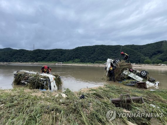 집중호우 속 원주서 실종된 노부부 수색 (원주=연합뉴스) 중부지방에 집중호우가 내린 지난 9일 강원 원주시 부론면 노림리에서 노부부가 실종돼 10일 소방대원들이 섬강 일대를 수색하고 있다. 2022.8.10 [강원도소방본부 특수대응단 제공. 재판매 및 DB 금지] conanys@yna.co.kr (끝) /사진=연합뉴스