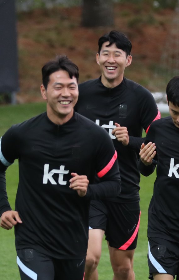 [파주=뉴시스] 고승민 기자 = 축구 국가대표팀 선수들이 30일 파주 국가대표 트레이닝센터(NFC)에서 훈련하고 있다. 파울루 벤투 감독이 지휘하는 한국 축구대표팀은 6월 A매치 기간 국내에서 총 4차례(대 브라질, 칠레, 파라과이, 이집트)의 평가전을 치른다. 2022.05.30. kkssmm99@newsis.com