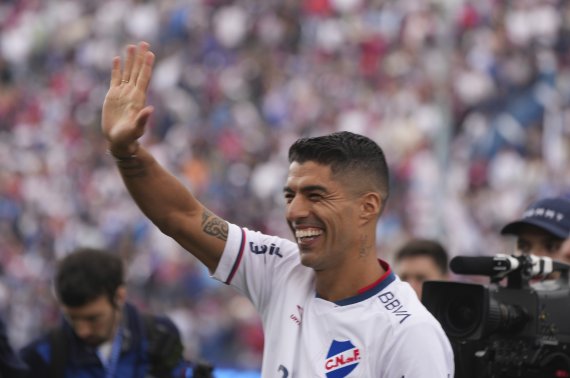 [몬테비데오=AP/뉴시스] 우루과이 축구 스타 루이스 수아레스가 7월 31일(현지시간) 몬테비데오의 그란파르케 경기장에 도착해 환영하는 팬들을 향해 인사하고 있다. 수아레스는 아틀레티코 마드리드(스페인)와의 계약 만료 후 본인의 첫 프로 경력을 시작한 나시오날로 이적했다. 2022.08.01.