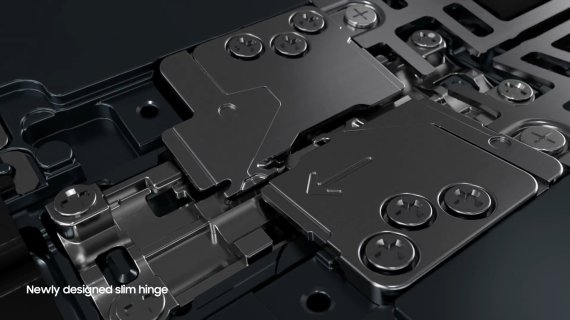 기어 구조를 바꾼 새로운 힌지(경첩) 설계 (갤럭시 언팩 영상 갈무리)