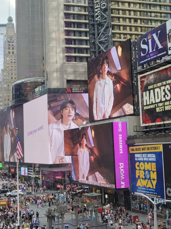 10일(현지시간) 미국 뉴욕 타임스퀘어 전광판에 BTS 멤버 정국이 등장하는 '갤럭시Z플립4' 콜라보레이션 뮤직비디오가 상영되고 있다. 사진=장민권 기자