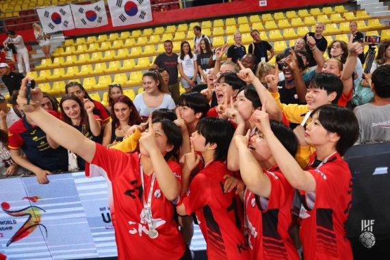 [서울=뉴시스] 11일(한국시간) 북마케도니아 스코페에서 열린 제9회 세계여자 청소년핸드볼 선수권대회 결승전에서 우승을 차지한 한국 청소년(U-18) 여자핸드볼 대표팀이 기념촬영을 하고 있다.<div id='ad_body3' class='mbad_bottom' ></div> (사진=국제핸드볼연맹 홈페이지 캡처) 2022.08.11. photo@newsis.com *재판매 및 DB 금지