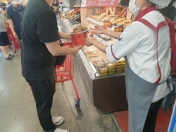 41번째 고객 순서 차례가 찾아와 2마리 치킨 포장은 동이 났다. ⓒ 뉴스1