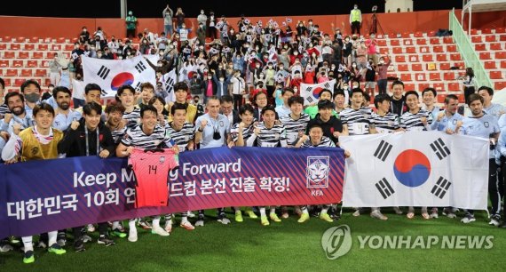'가자! 카타르로!' '가자! 카타르로!' (두바이=연합뉴스) 김인철 기자 = 1일(현지시간) 아랍에미리트(UAE) 두바이의 라시드 스타디움에서 열린 2022 카타르 월드컵 아시아 최종예선 8차전 대한민국과 시리아의 경기에서 승리하며 10회 연속 및 통산 11번째 월드컵 본선 진출을 확정한 대한민국 축구대표팀이 환호하고 있다. 2022.2.2 yatoya@yna.co.kr (끝)