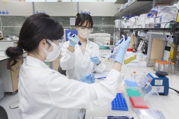 경북 안동 SK바이오사이언스 L하우스에서 연구원들이 백신 개발 연구를 하고 있다. SK바이오사이언스 제공.