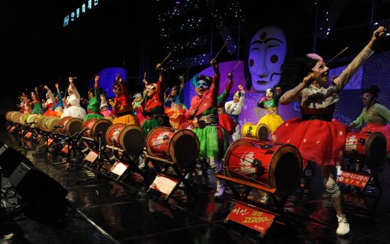 '2019안동국제탈춤페스티벌'에서 단체부 세계탈놀이 경연대회가 펼쳐지고 있다 (사진=안동시 제공)