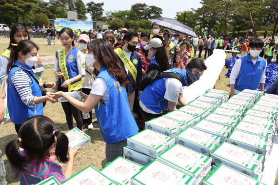 한국파파존스는 4월 명동성당에서 개최된 ‘나눔의 장’에서 판매한 피자 수익금 전액을 서울대교구 가톨릭여성연합회에 기부했다. 한부모 가정을 돕는 취지였다. 파파존스 제공.