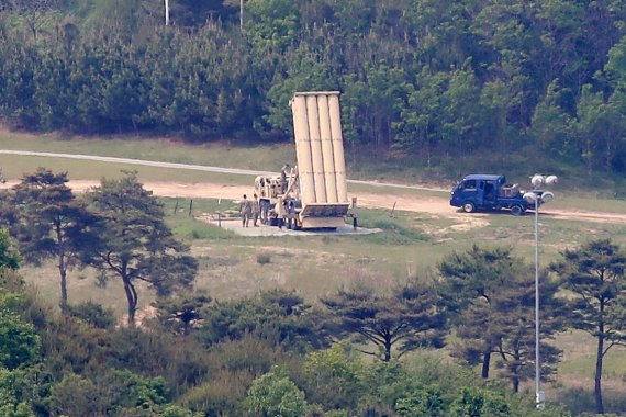 경북 성주 사드 기지에서 주한미군 관계자로 보이는 이들이 발사대를 점검하는 모습. 2021.5.14/뉴스1 ⓒ News1 공정식 기자