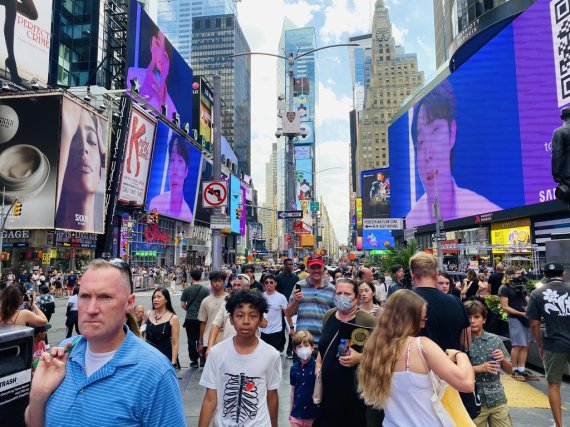 뉴욕 타임스스퀘어에서 상영되는 BTS·갤럭시 협업 영상 (뉴욕=연합뉴스) 강건택 특파원 = 10일(현지시간) 미국 뉴욕시 타임스스퀘어에서 처음 공개된 삼성전자와 방탄소년단(BTS)의 '갤럭시Z 플립4 X BTS' 협업 영상. 2022.8.10. firstcircle@yna.co.kr
