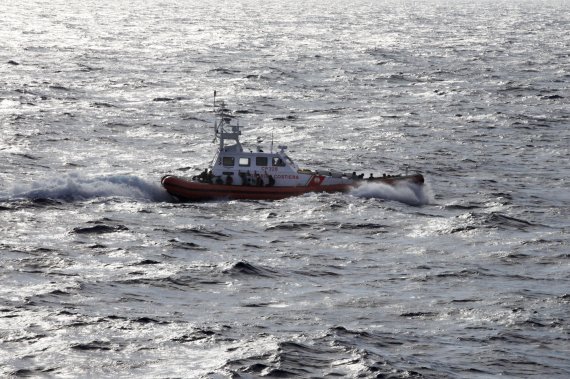 [AP=뉴시스] 2021년 9월12일(현지시간) 이탈리아 해안경비대가 지중해에서 조난 당한 난민선을 구조하기 위해 도착하고 있다. *기사와 무관.