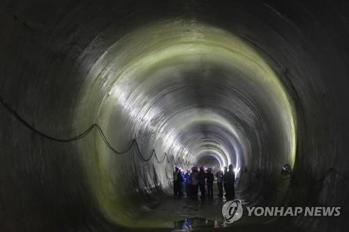 서울시는 강남역, 광화문, 도림천에서 ‘대심도 빗물배수시설’ 사업을 본격 추진한다. 서울시 관계자들이 신월빗물저류배수시설을 둘러보고 있다. /사진=연합뉴스