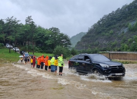 강릉 왕산 고립 야영객 탈출 행렬