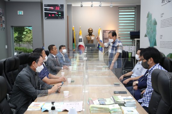 구례군의회가 지난 8일부터 이어진 폭우로 침수피해를 당한 서울 구례학사 현장점검을 실시했다(구례군의회 제공)2022.8.11/ⓒ 뉴스1