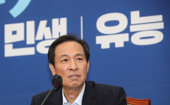 [서울=뉴시스] 김선웅 기자 = 코로나19 확진 후 자택 격리를 마친 우상호 더불어민주당 비상대책위원장이 11일 오후 서울 여의도 국회에서 기자간담회를 하고 있다. (공동취재사진) 2022.08.11. photo@newsis.com /사진=뉴시스