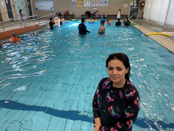 호주 시드니 교외의 루트 에버러스 수영센터에서 아프가니스탄 여성들을 상대로 수영 등 프로그램을 제공하는 마리암 자히드. 22.08.05 ⓒ 로이터=뉴스1 ⓒ News1 김예슬 기자