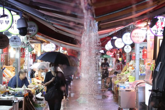 전통시장 1500개 점포 폭우피해…'이동식 상담센터' 운영