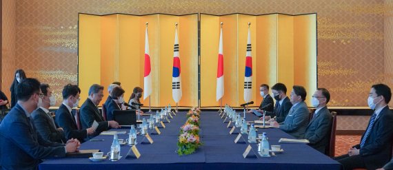 [서울=뉴시스] 박진 외교부 장관과 하야시 요시마사 일본 외무상이 18일 오후 일본 도쿄 소재 외무성 이쿠라 공관에서 만나 한-일 외교장관 회담을 하고 있다. (사진=외교부 제공) 2022.07.19. photo@newsis.com *재판매 및 DB 금지