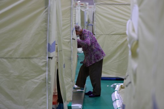 [서울=뉴시스] 백동현 기자 = 11일 오후 서울 강남구 구룡중학교에 마련된 폭우피해 이재민대피소에서 이재민이 구호텐트 안으로 들어가고 있다. 2022.08.11. livertrent@newsis.com