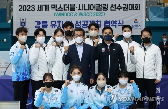 파이팅 외치는 컬링 선수들 파이팅 외치는 컬링 선수들 (강릉=연합뉴스) 유형재 기자 = 11일 강릉컬링센터에서 열린 컬링 미디어데이에서 김홍규 강릉시장과 김용빈 대한컬링연맹 회장이 컬링 선수들과 파이팅을 외치고 있다. 2022.8.11 yoo21@yna.co.kr (끝)