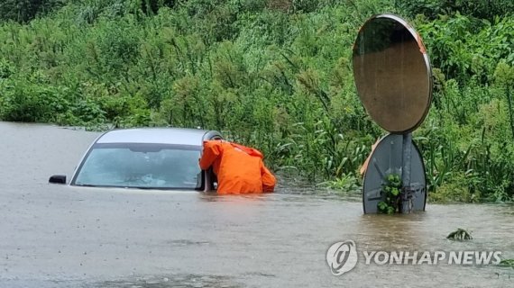 침수 차량 안 수색하는 소방당국 침수 차량 안 수색하는 소방당국 (군산=연합뉴스) 전북 군산 지역에 폭우가 쏟아진 11일 오전 군산시 미룡동 한 도로에 침수된 차 주변에서 소방당국이 인명 수색을 하고 있다. 2022.8.11 [전북소방본부 제공.재판매 및 DB금지] doo@yna.co.kr (끝)