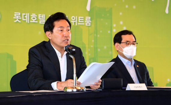 지난 7월 20일 진행된 '산업부-서울시 에너지효율혁신 협력비전 선포식'에서 오세훈 서울시장(왼쪽)과 이창양 산업통상자원부장관이 에너지 효율화 방안을 발표하고 있다. 서울시 제공