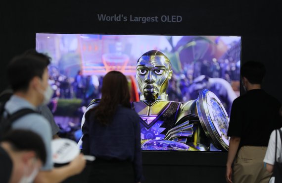 지난 10일 서울 강남구 코엑스에서 열린 한국디스플레이산업전(K-디스플레이2022)에서 관람객들이 세계 최대 크기의 OLED TV 패널인 '97형 OLED.EX'를 살펴보고 있다.