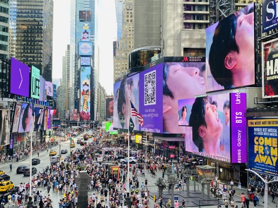 10일(현지시간) 미국 뉴욕 타임스스퀘어에서 처음 공개된 삼성전자와 방탄소년단의 '갤럭시Z플립4 X BTS' 협업 영상. 삼성전자 제공