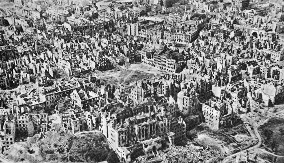 2차세계대전 기간 중 건물의 85% 이상이 파괴된 바르샤바 시가지 모습/ 사진출처=위키피디아